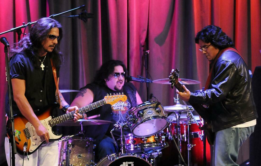 Los Lonely Boys with Thee Sinseers
