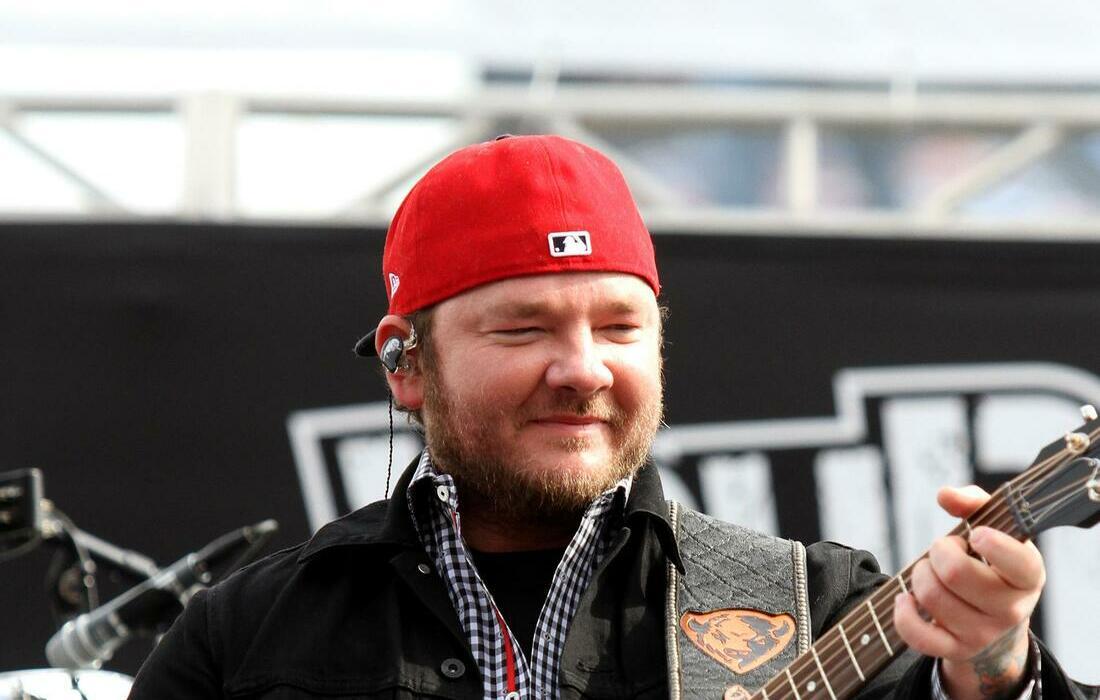 Stoney LaRue (18+)